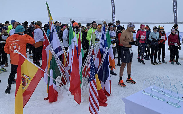 Flagg fra hele verden ved startstreken på Frozen Lake Marathon på Tisleifjorden. (Foto: Arne Storheim)