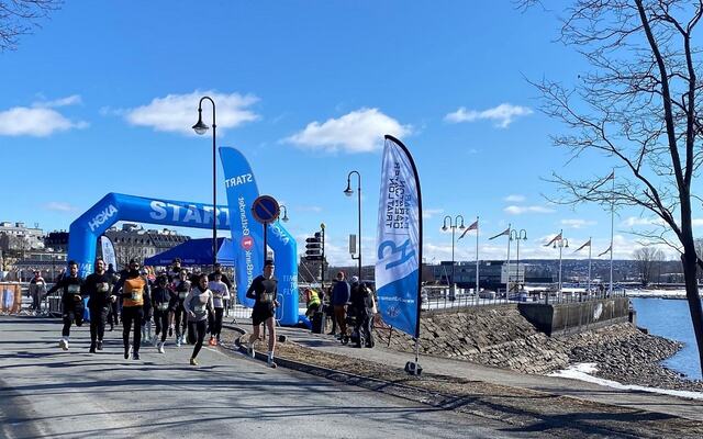 Fra starten på 5 km i fjor med vinnerne Mikkel Blikstad Thomassen og Vilde Antonsen først ut fra Skibladnerbrygga. (Foto: Kristine Røsland)