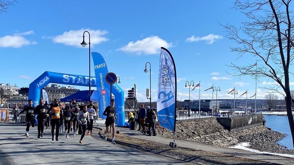 Fra starten på 5 km i fjor med vinnerne Mikkel Blikstad Thomassen og Vilde Antonsen først ut fra Skibladnerbrygga. (Foto: Kristine Røsland)