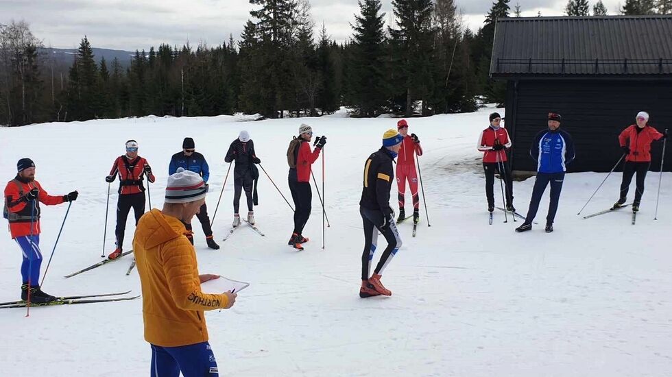 Amund Sigstad med racebriefing på Svenkerudvollen før fellesstarten kl 10. (Foto: Hanne Sigstad)