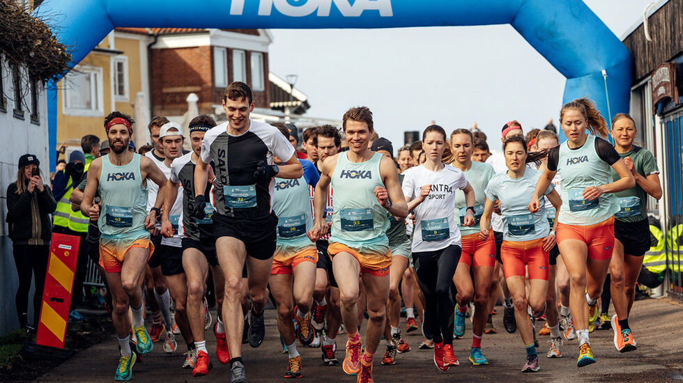Et stort startfelt legger av gårde. Vi ser beste kvinne, Ida Amelie Robsahm, med startnummer 1 tredje lengst til høyre og Sindre Buraas helt til venstre. (Foto: @fjallfoto @torekovbastad)