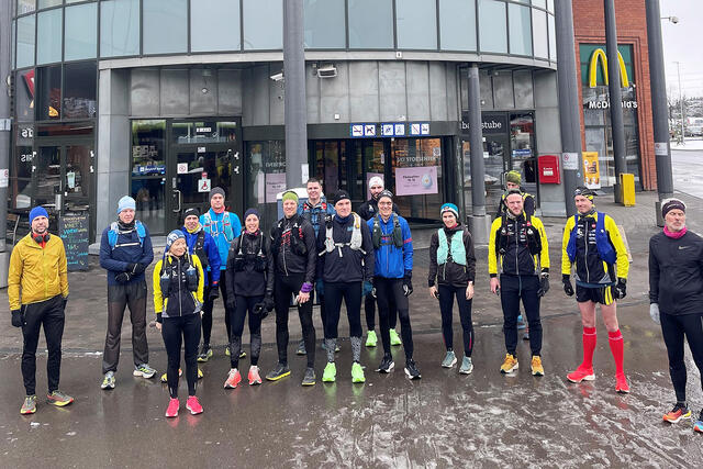 At bare en av deltakerne stilte i shorts, indikerer at våren ikke var kommet særlig langt da det var klart for Påskeharemaraton med start i Ski. (Foto: arrangøren)