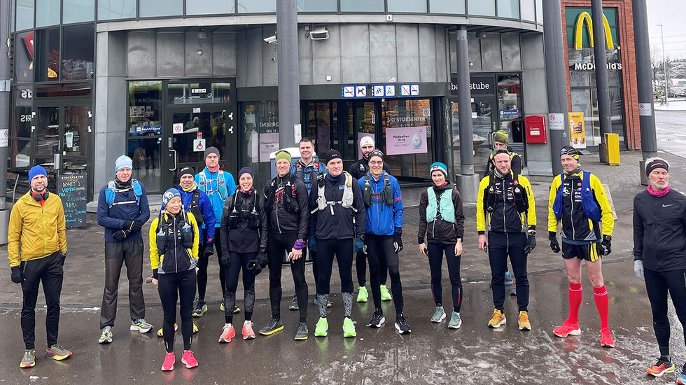 At bare en av deltakerne stilte i shorts, indikerer at våren ikke var kommet særlig langt da det var klart for Påskeharemaraton med start i Ski. (Foto: arrangøren) 