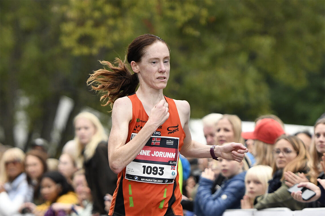 Anne Jorunn Hodne løp inn til sølv i veteran-EM og norsk årsbeste på maraton i Polen. Her ser vi henne under Oslo Maraton i fjor. (Foto: Bjørn Johannessen) 
