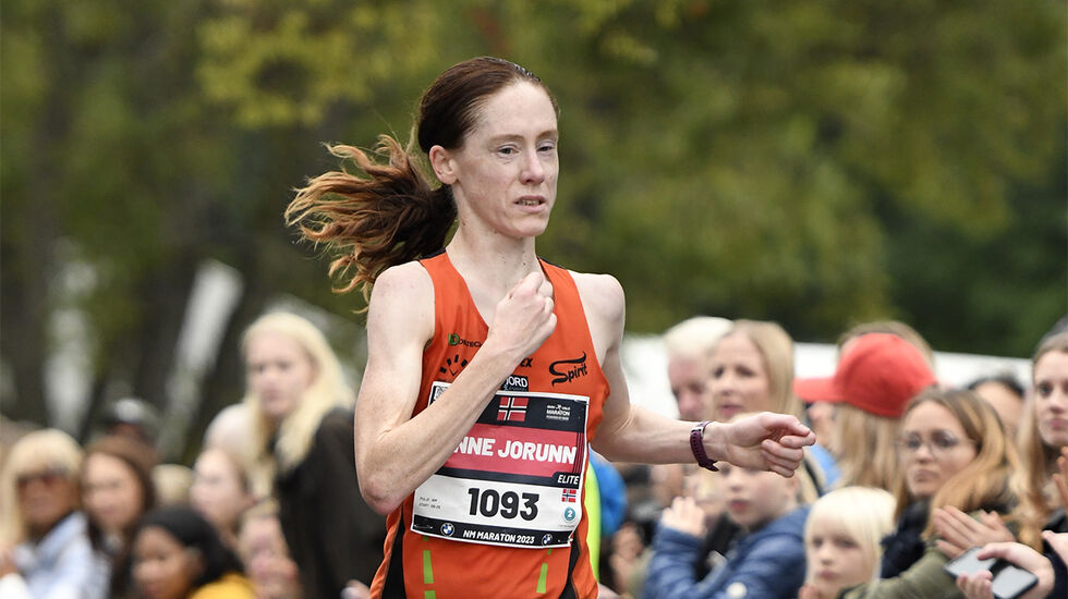 Anne Jorunn Hodne løp inn til sølv i veteran-EM og norsk årsbeste på maraton i Polen. Her ser vi henne under Oslo Maraton i fjor. (Foto: Bjørn Johannessen) 