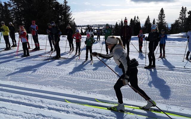 Therese Johaug demonstrer grunnposisjonen i diagonalgang på Sjusjøen langrennsarena mandag i påskeuka. (Foto: Rolf Bakken)
