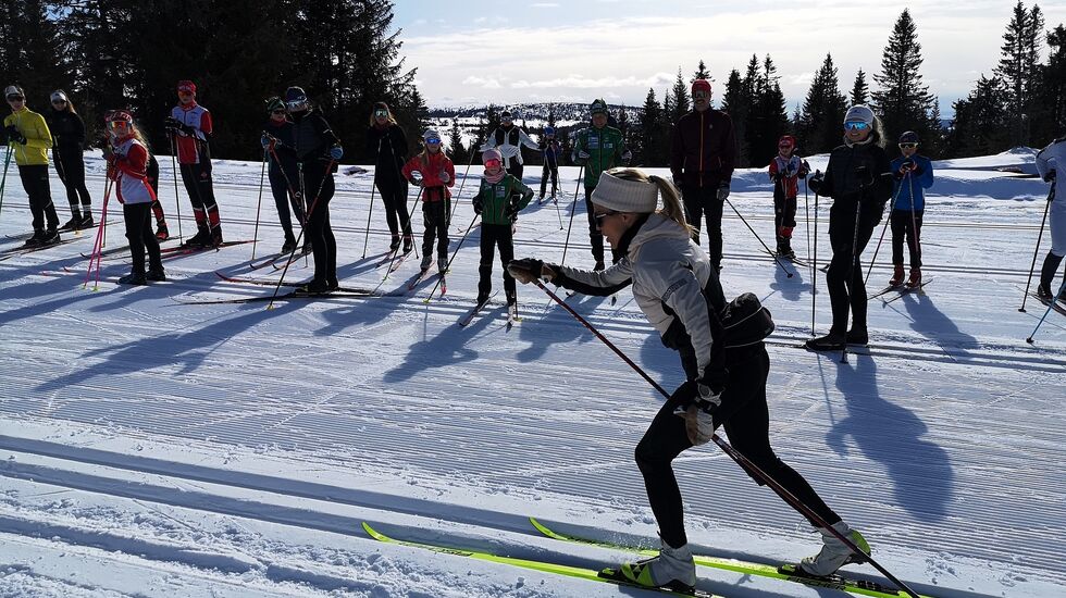 Therese Johaug demonstrer grunnposisjonen i diagonalgang på Sjusjøen langrennsarena mandag i påskeuka. (Foto: Rolf Bakken)