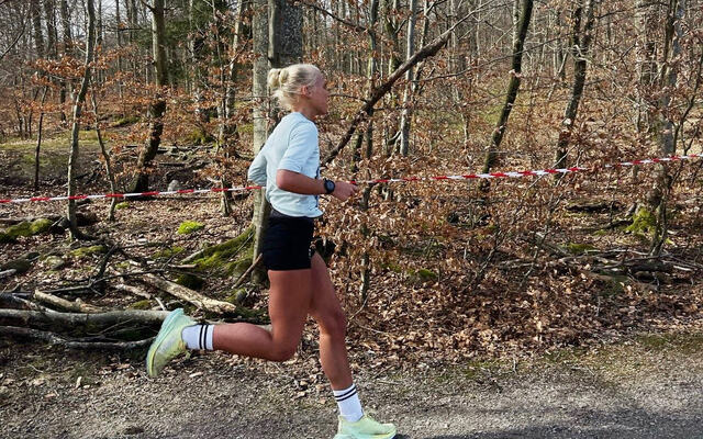 Julie Larsen fikk seg ei god treningsøkt i fine omgivelser da hun var raskest av alle i Ryssbergsloppet. (Foto: Inger-Lill Larsen)