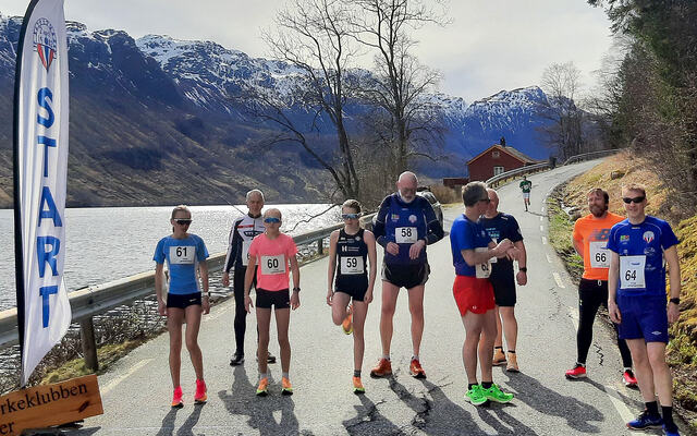 Startfeltet samlar seg før Bjørkeklubben Over. (Alle foto: Olav Samland/arrangør)