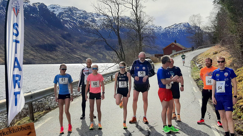 Startfeltet samlar seg før Bjørkeklubben Over. (Alle foto: Olav Samland/arrangør)