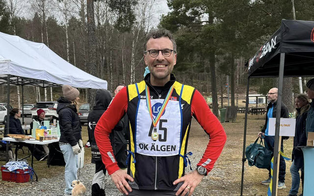 Svein-Erik Bakke med medaljen for sin tredjeplass i Frontyard Grums. (Alle foto: FB-siden til Svein-Erik Bakke)