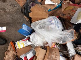 Bilde av blandet avfall, papp, plast og restavfall