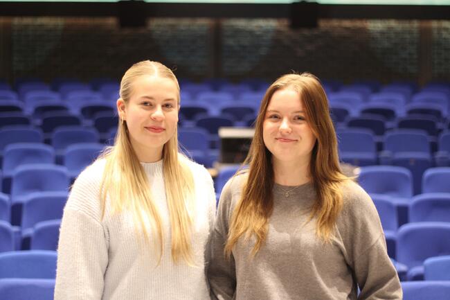16-åringene Leah Sofie Vennes og Deimante Revutaite er med som unge arrangører i UKM. Her er de foran salen i kinosalen i Orkland. Foto: Jonas Olsen Withbro/Orkland kommune