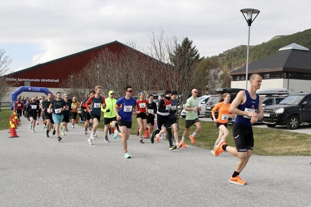 Fra starten på Valderløpet i 2023. Foto: Helge Fuglseth
