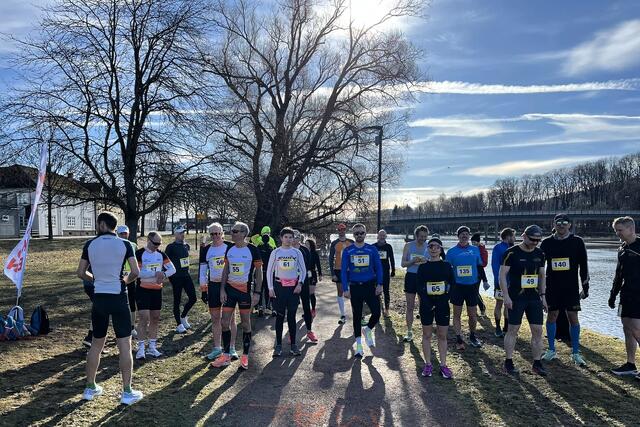 27 maraton- og halvmaratonløpere klare til fellesstart kl 10 på Musøya 2. påskedag. (Foto: Tom-Rune Bertelsen)