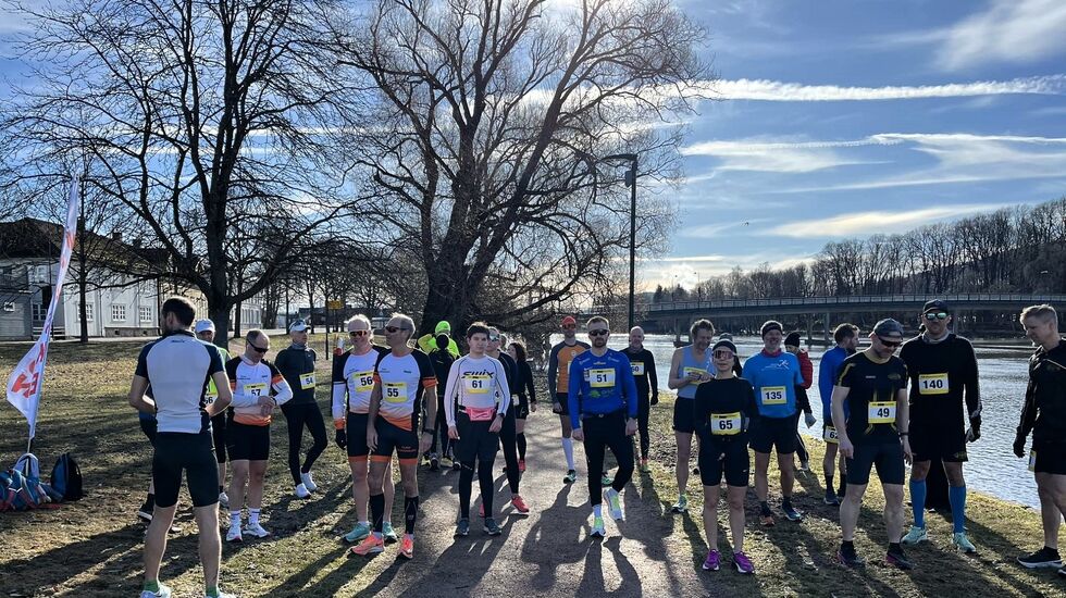 27 maraton- og halvmaratonløpere klare til fellesstart kl 10 på Musøya 2. påskedag. (Foto: Tom-Rune Bertelsen)