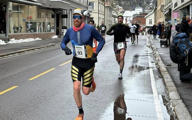 Magnus Bru på vei til seier med 2:37.32 på den snaue maratondistansen. Her med Peter Jensen som ble fjerdemann like bak.