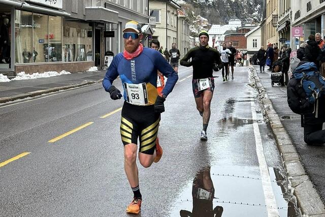 Magnus Bru på vei til seier med 2:37.32 på den snaue maratondistansen.