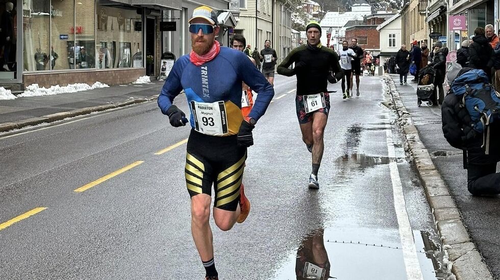Magnus Bru på vei til seier med 2:37.32 på den snaue maratondistansen.