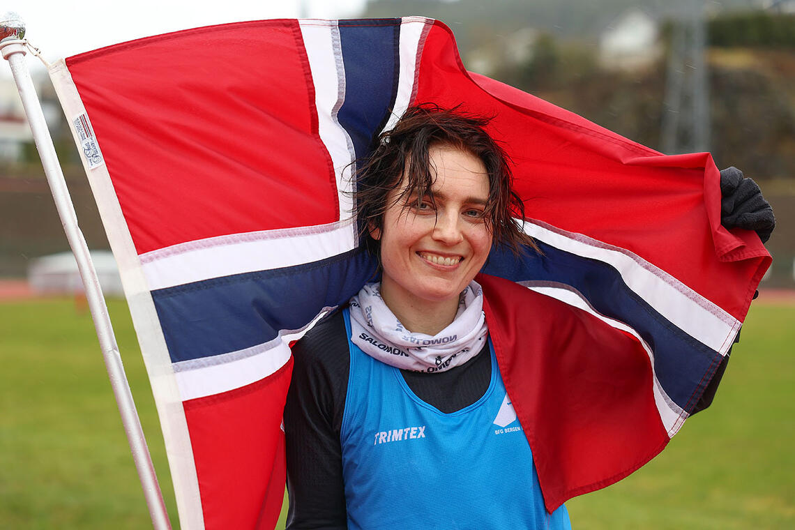 Ingrid Lid kunne svøpe seg i det norske flagget etter at NM-tittelen på 100 km var i boks. (Alle foto: Arne Dag Myking)