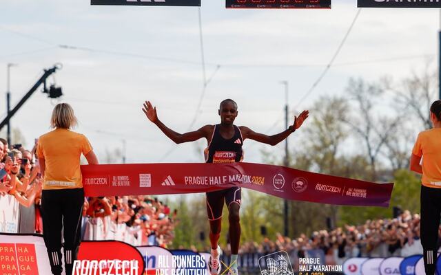 Sabastian Kimaru Sawesom vinner på årets beste halvmaratontid i Praha. (Foto fra RunCzech' facebookside)