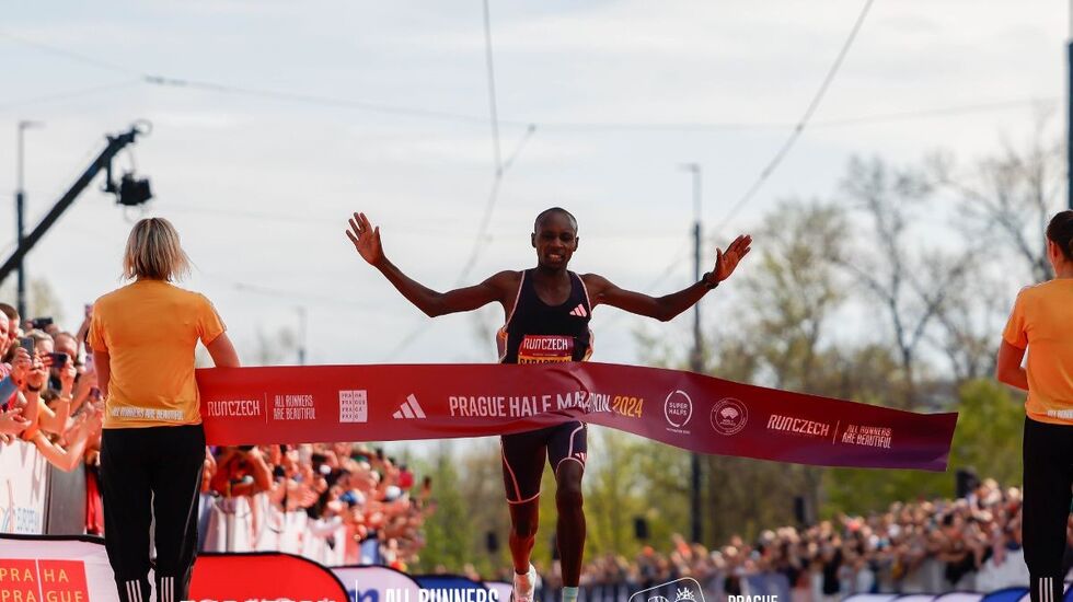 Sabastian Kimaru Sawesom vinner på årets beste halvmaratontid i Praha. (Foto fra RunCzech' facebookside)