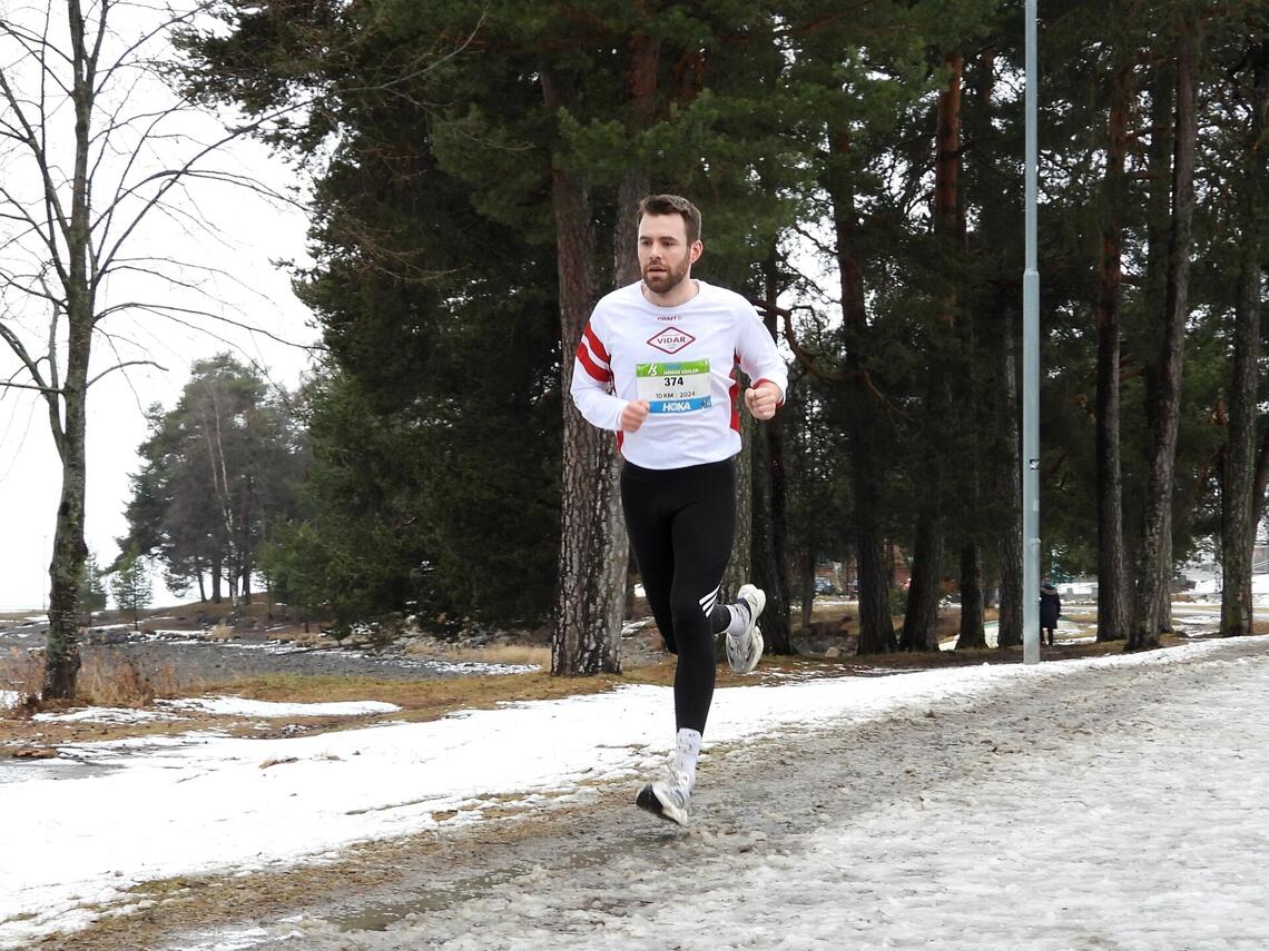 Fredrik Sætereng Fyksen mestret variert underlag best og vant 10 km på Hamar søndag på 35:08. (Foto: Stein Arne Negård)