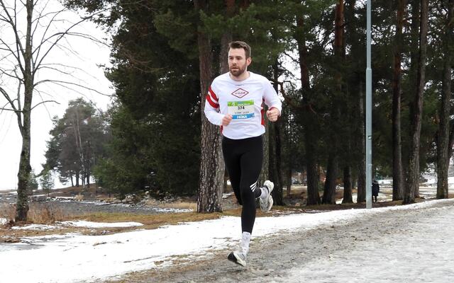 Fredrik Sætereng Fyksen mestret variert underlag best og vant 10 km på Hamar søndag på 35:08. (Foto: Stein Arne Negård)