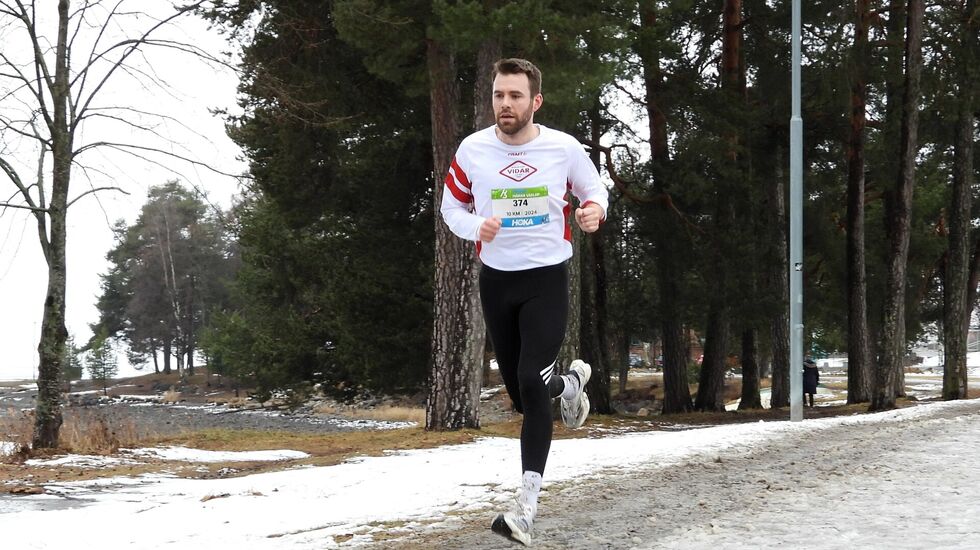 Fredrik Sætereng Fyksen mestret variert underlag best og vant 10 km på Hamar søndag på 35:08. (Foto: Stein Arne Negård)