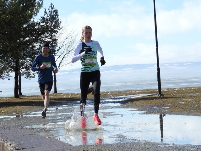 Malin Hoelsveen inn til seier på 5 km så vannet sprutet i fjor tett fulgt av Terje Gulbrandsen som tok 3. plassen i herreklassen. (Foto: Stein Arne Negård) Malin Hoelsveen inn til seier på 5 km så vannet sprutet i fjor tett fulgt av Terje Gulbrandsen som tok 3. plassen i herreklassen. (Foto: Stein Arne Negård)