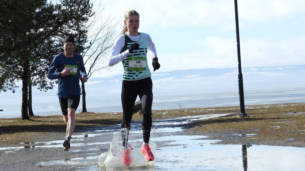 Malin Hoelsveen inn til seier på 5 km så vannet sprutet i fjor tett fulgt av Terje Gulbrandsen som tok 3. plassen i herreklassen. (Foto: Stein Arne Negård)