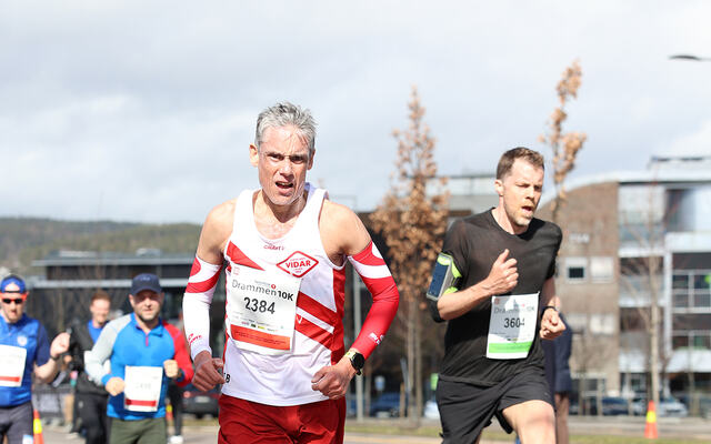 Etter en lang vinter kunne Tim Bennett og mange andre løpeglade både kle seg og løpe lett i Drammens gater 7. april. (Foto: Samuel Hafsahl)