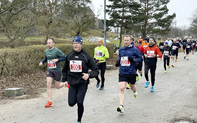 Snøen hadde forsvunnet, og her ser vi deler av 5 km-feltet på startstrekket der det løpes på grus. (Foto: Folk i FIF)