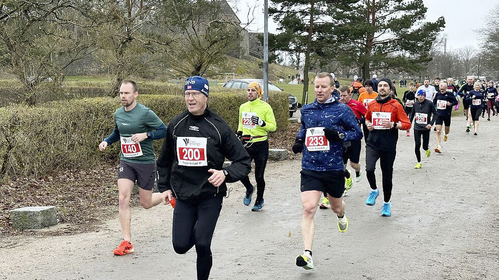 Snøen hadde forsvunnet, og her ser vi deler av 5 km-feltet på startstrekket der det løpes på grus. (Foto: Folk i FIF)