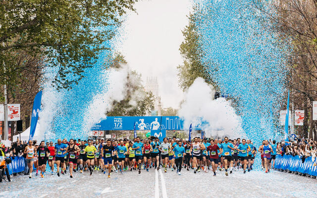 Det er festivitas når de ulike startpuljene legger av gårde i Madrid Halvmaraton. (Foto: arrangøren)