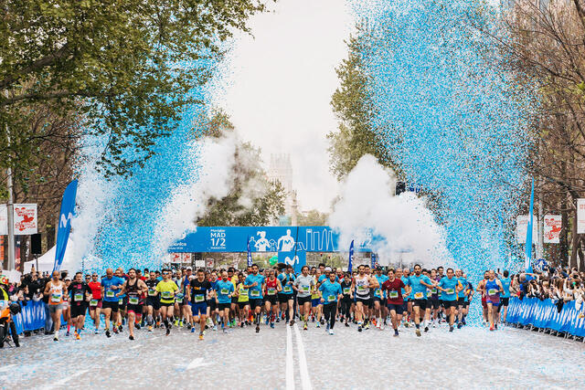 Det er festivitas når de ulike startpuljene legger av gårde i Madrid Halvmaraton. (Foto: arrangøren)