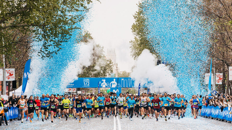 Det er festivitas når de ulike startpuljene legger av gårde i Madrid Halvmaraton. (Foto: arrangøren) 