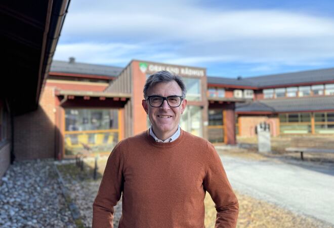 Kommunalsjef for samfunn, Lavrans Skuterud. Her foran Orkland rådhus. Foto: Jonas Olsen Withbro/Orkland kommune