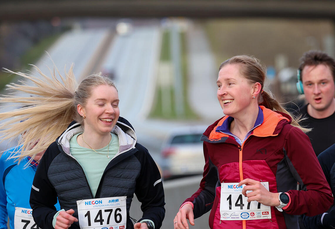 Hanne-Sofie og Line Breyholtz kan glede seg over gode løpsforhold langs Flyplassveien. (Alle foto: Arne Dag Myking)