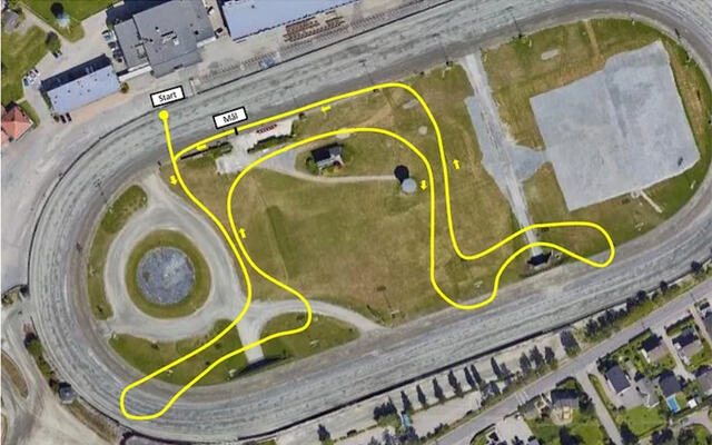 Løypa vil være 1 km lang og løpes to eller tre ganger. Sjøl om den går inne på travbanen, vil det være noen bakker å bryne seg på. (Foto/tegning: arrangøren)