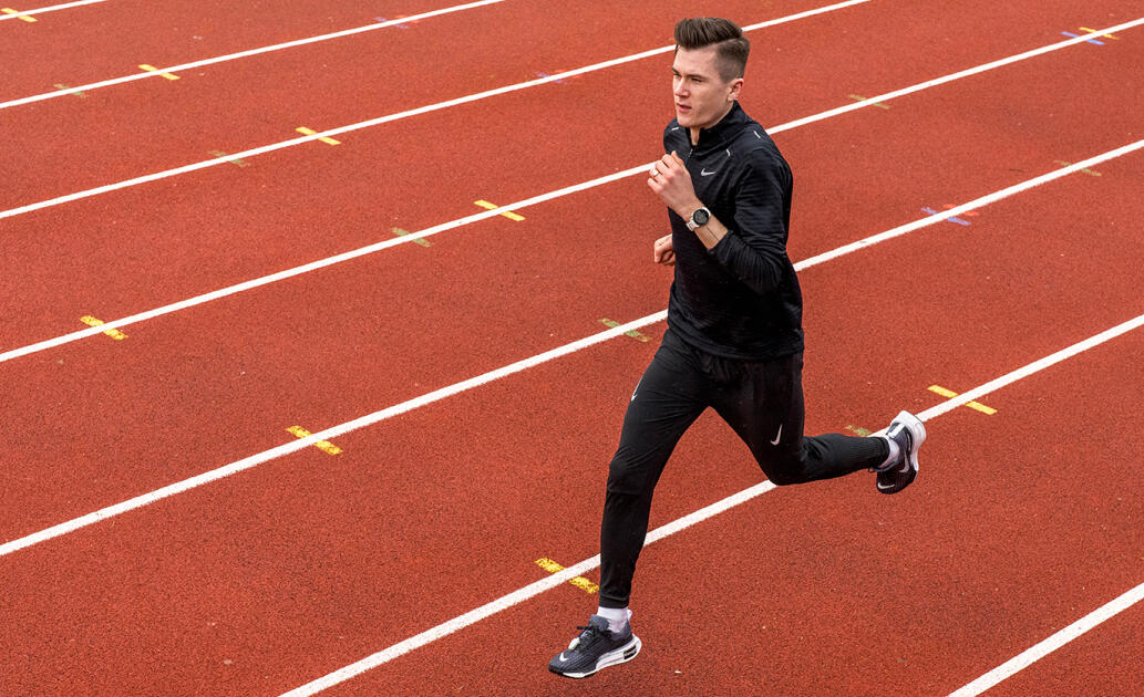 25 x 400 m er en gjenganger i treningsprogrammet til Jakob Ingebrigtsen. (Foto: Coros)