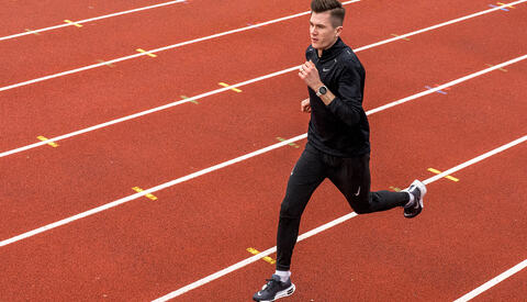 25 x 400 m er en gjenganger i treningsprogrammet til Jakob Ingebrigtsen. (Foto: Coros)