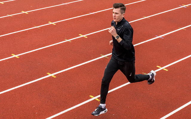 25 x 400 m er en gjenganger i treningsprogrammet til Jakob Ingebrigtsen. (Foto: Coros)