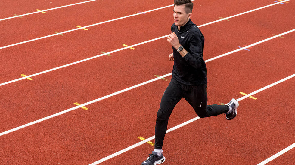 25 x 400 m er en gjenganger i treningsprogrammet til Jakob Ingebrigtsen. (Foto: Coros)