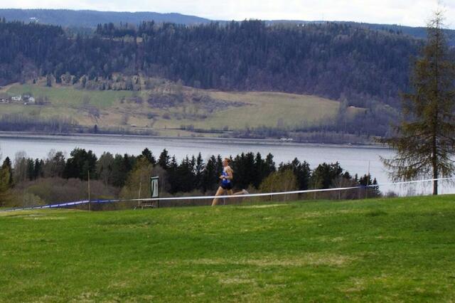 Even Brøndbo Dahl gjorde unna fire runder på 3200 meter på 9:25 i fjorårets KM i Moelv.  (Foto: Dag Kåshagen)