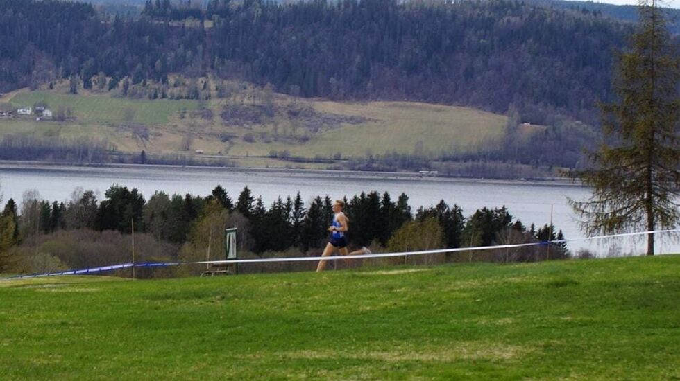 Even Brøndbo Dahl gjorde unna fire runder på 3200 meter på 9:25 i fjorårets KM i Moelv.  (Foto: Dag Kåshagen)