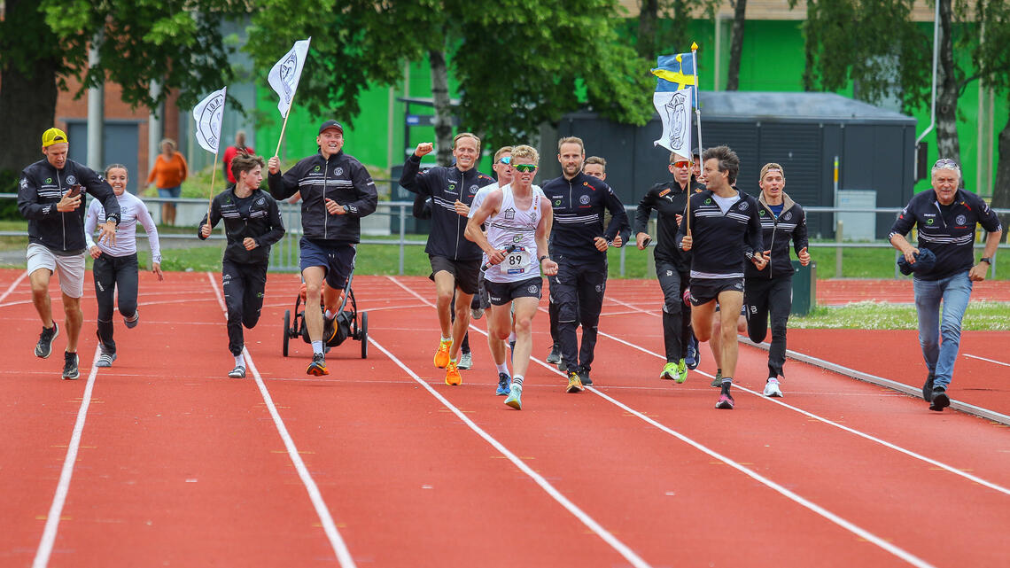 Svorkmo/NOI paraderer i mål som vinnere etter fire dagers løping fra Østersund til Trondheim i St. Olovsloppet i fjor. (Foto dra løpets facebookside)