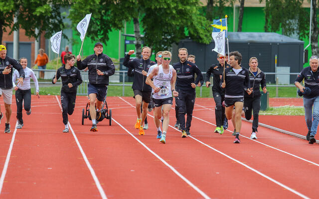 Svorkmo/NOI paraderer i mål som vinnere i St. Olavsloppet i fjor. (Foto: St. Olavsloppet)