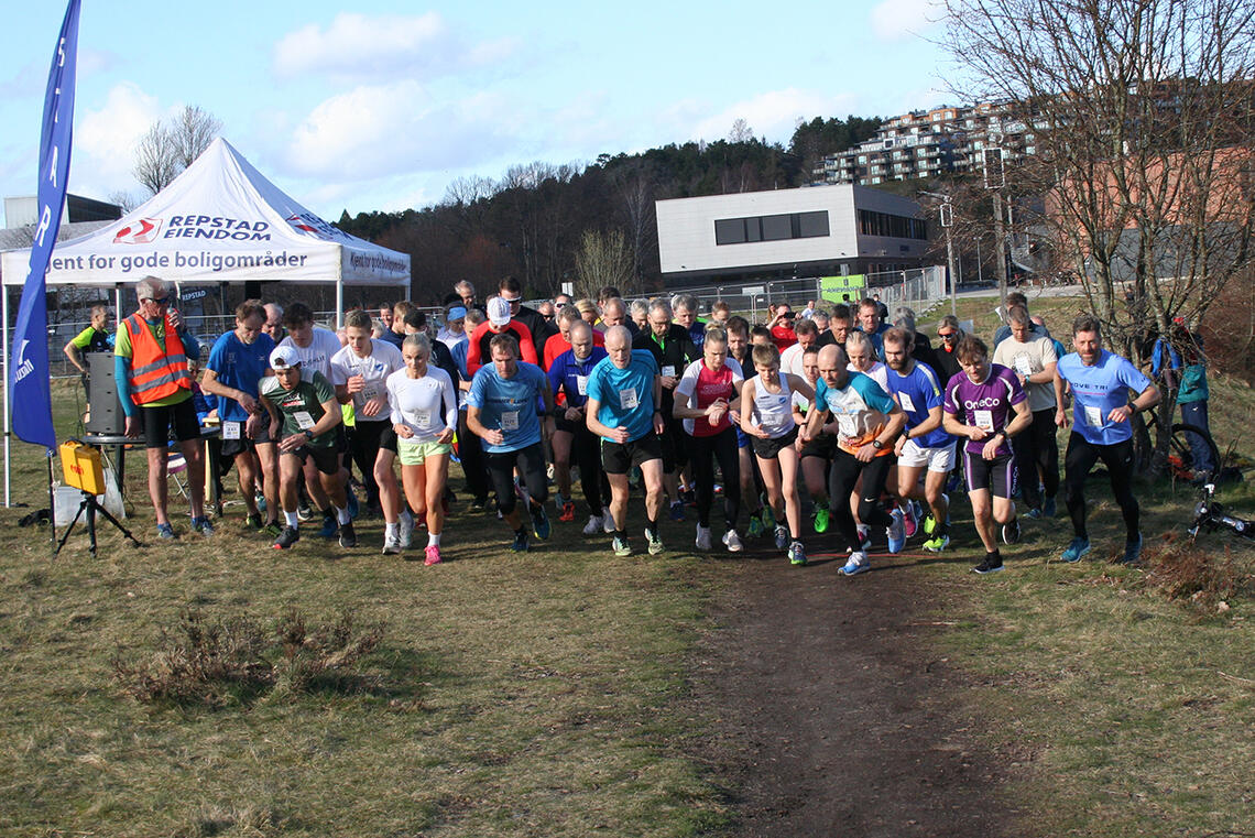 Starten går for løperne som hadde valgt den vanlige løypen over 3,4 km. (Foto: Sverre Larsen)