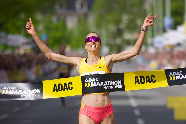 Domenika Mayer forbedrer løyperekorden og vinner i Hannover maraton. (Foto: Norbert Wilhelmi)